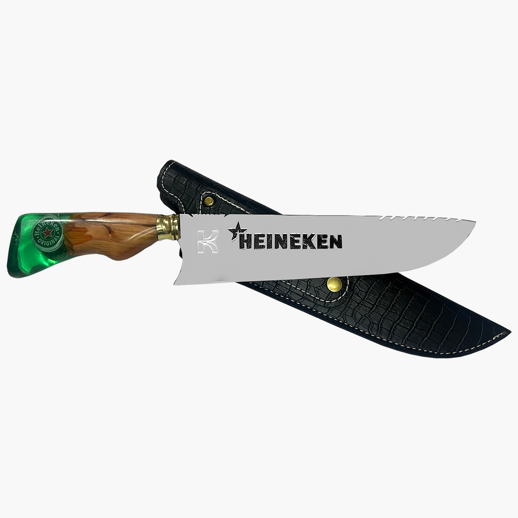 Detalhe do cabo em resina com tampa de cerveja Heineken na faca artesanal 10 polegadas
