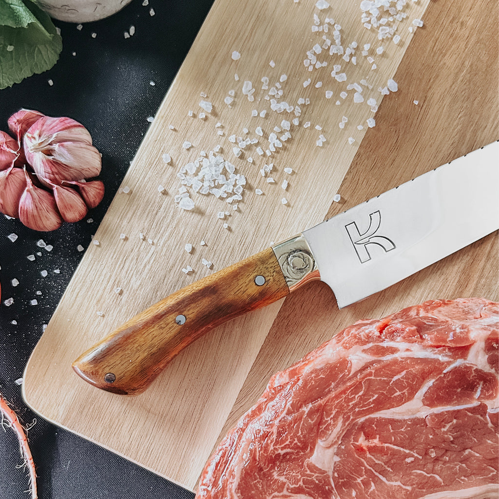 Detalhe do cabo em madeira guajuvira polida da faca Santoku 8 polegadas