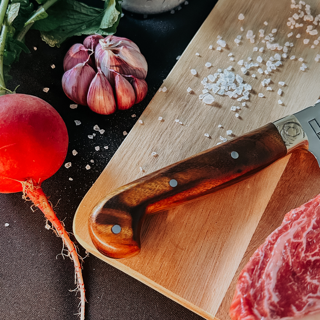 Detalhe do cabo em madeira polida da faca fileteira 10 polegadas