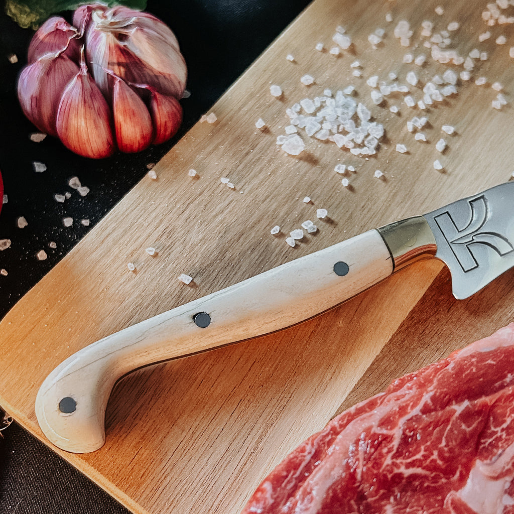 Detalhe do cabo em osso de boi natural da faca fileteira 7 polegadas