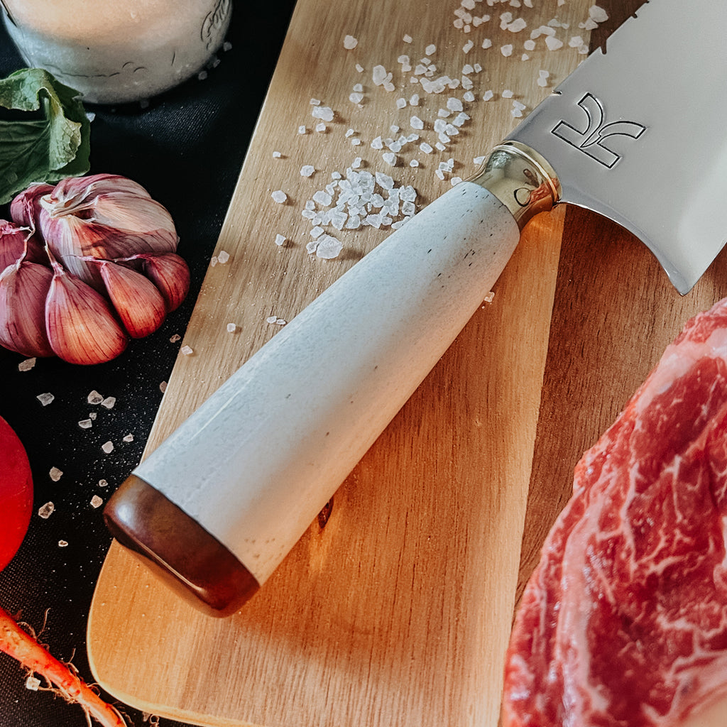 Detalhe do cabo em osso de boi natural da faca picanheira chef 8 polegadas